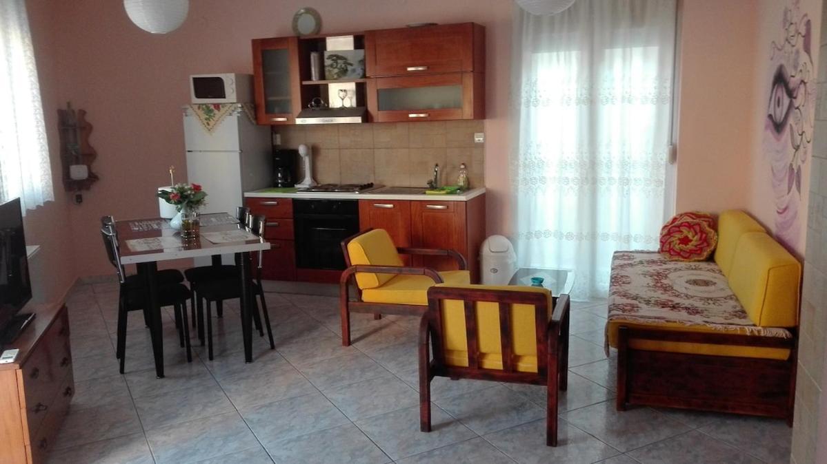 On 4th Floor With A Huge Balcony! 10 Min Away From Metro!