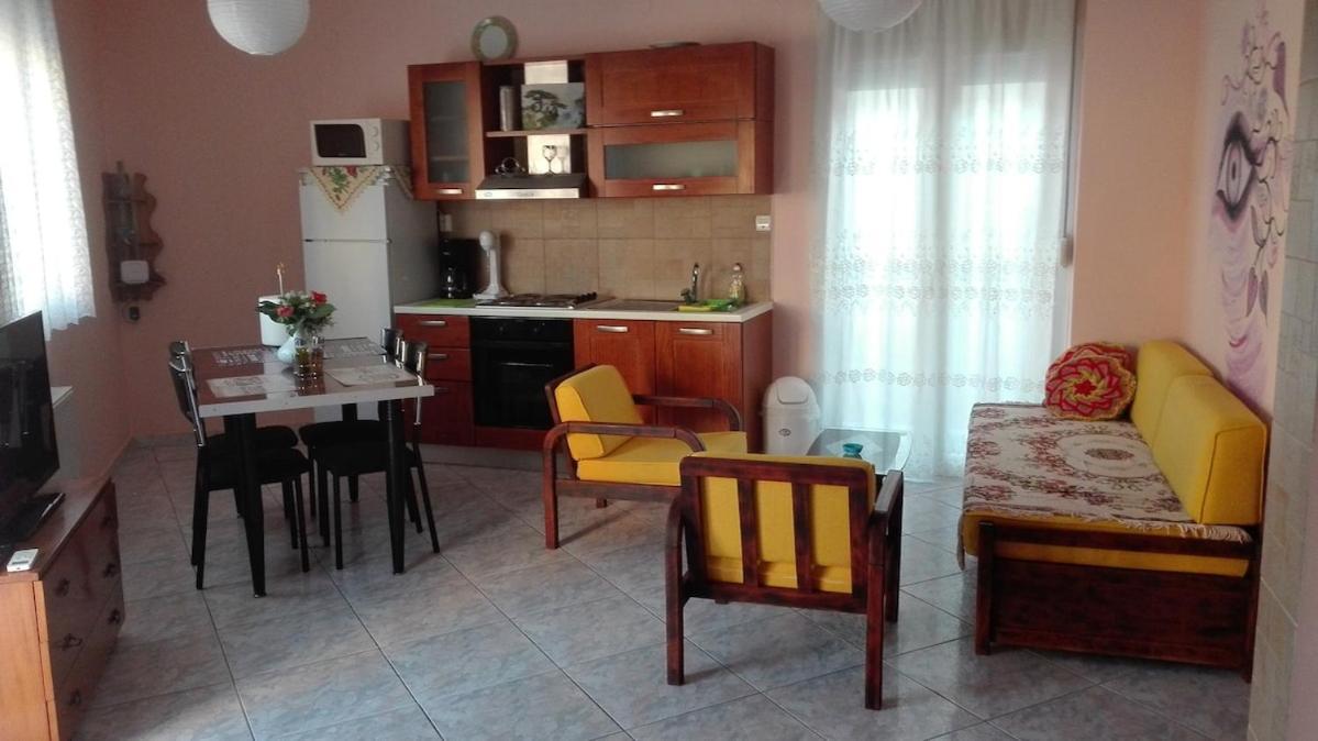 Apartment On 4th Floor With A Huge Balcony! 10 Min Away From Metro! *