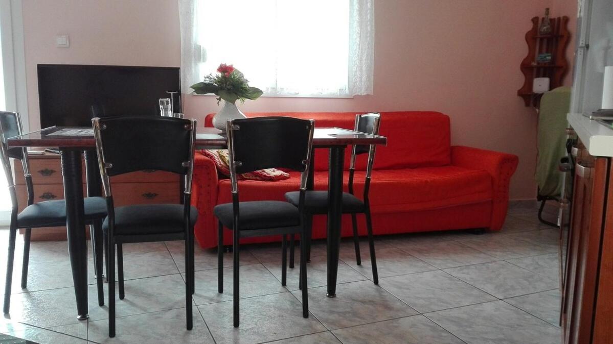 On 4th Floor With A Huge Balcony! 10 Min Away From Metro!