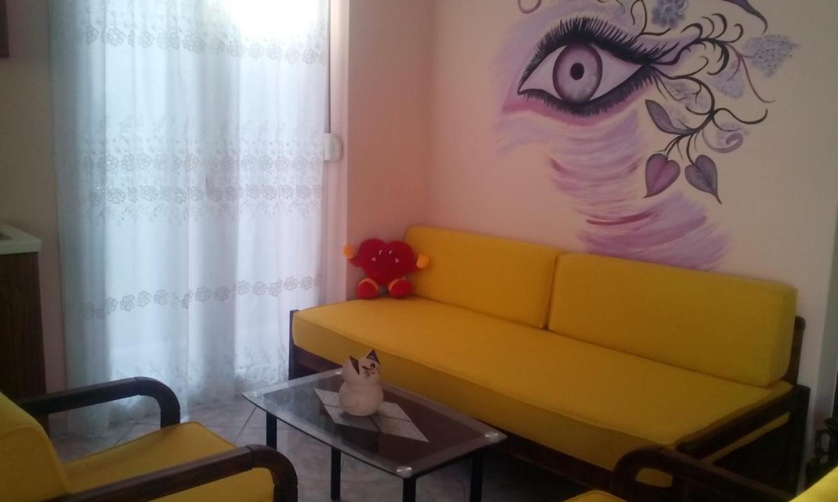 On 4th Floor With A Huge Balcony! 10 Min Away From Metro! Apartment