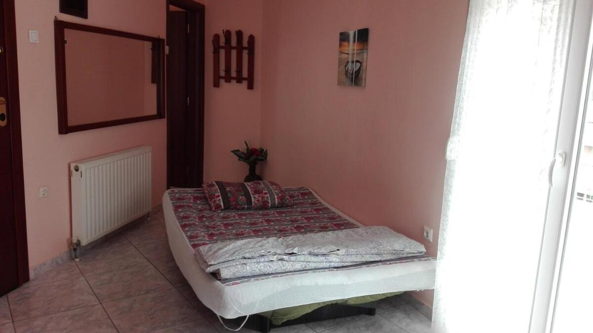On 4th Floor With A Huge Balcony! 10 Min Away From Metro! Apartment *