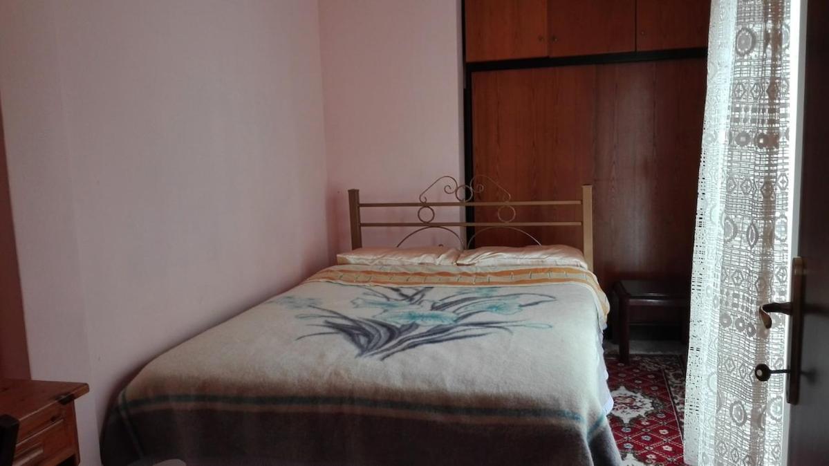 Apartment On 4th Floor With A Huge Balcony! 10 Min Away From Metro! Thessaloniki